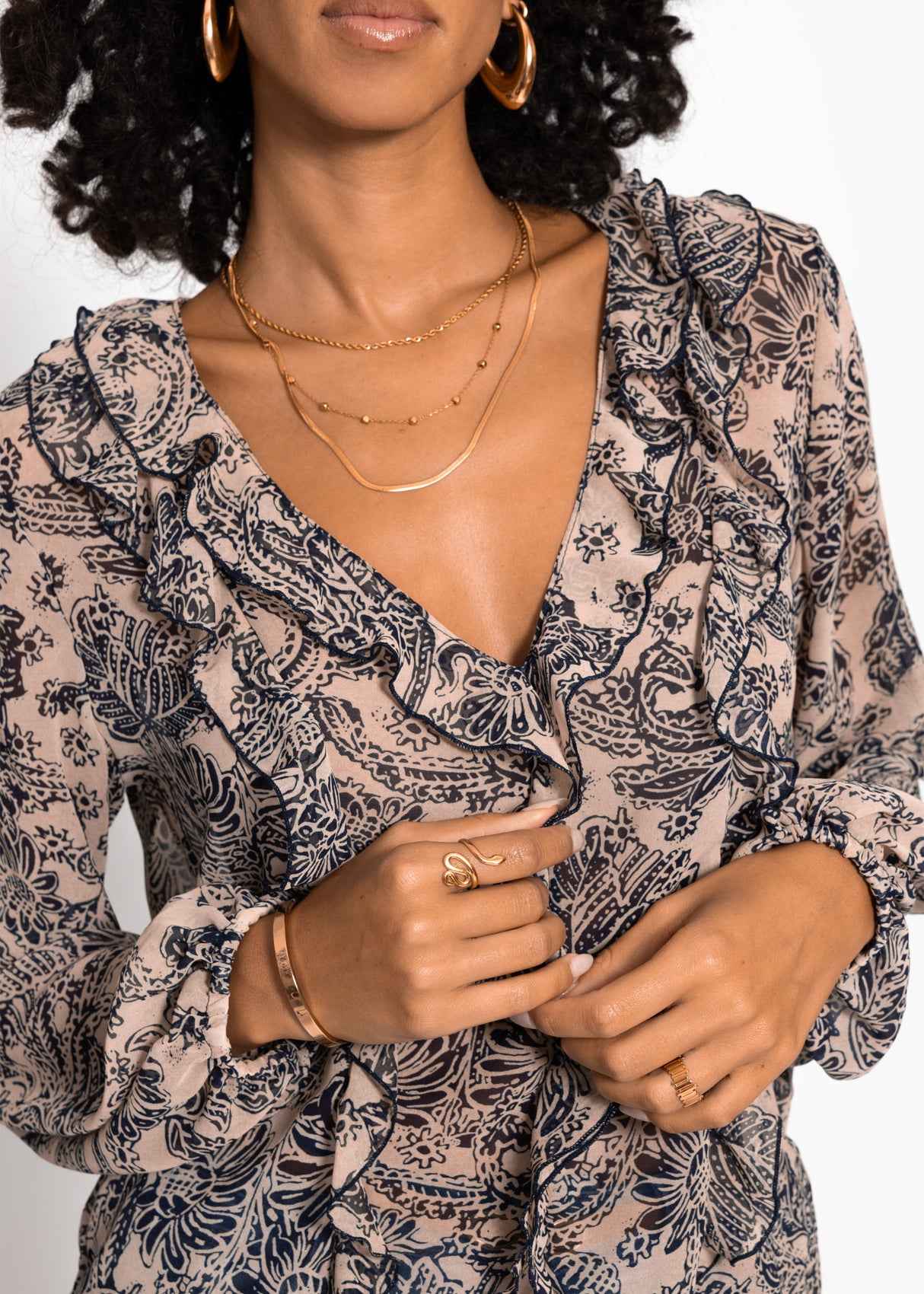 Leichte Bluse mit Rüschen - beige