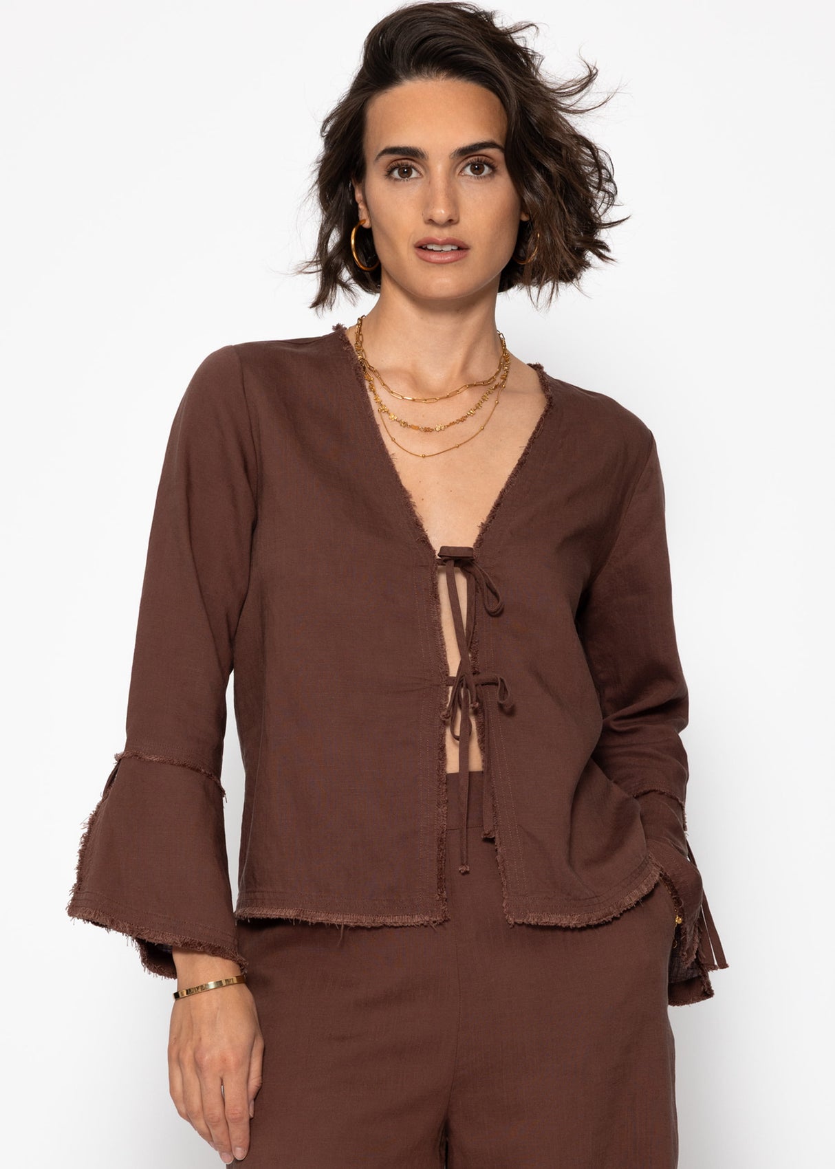 Leinen Bluse mit Trompetenärmel und Schleifenverschluss - braun