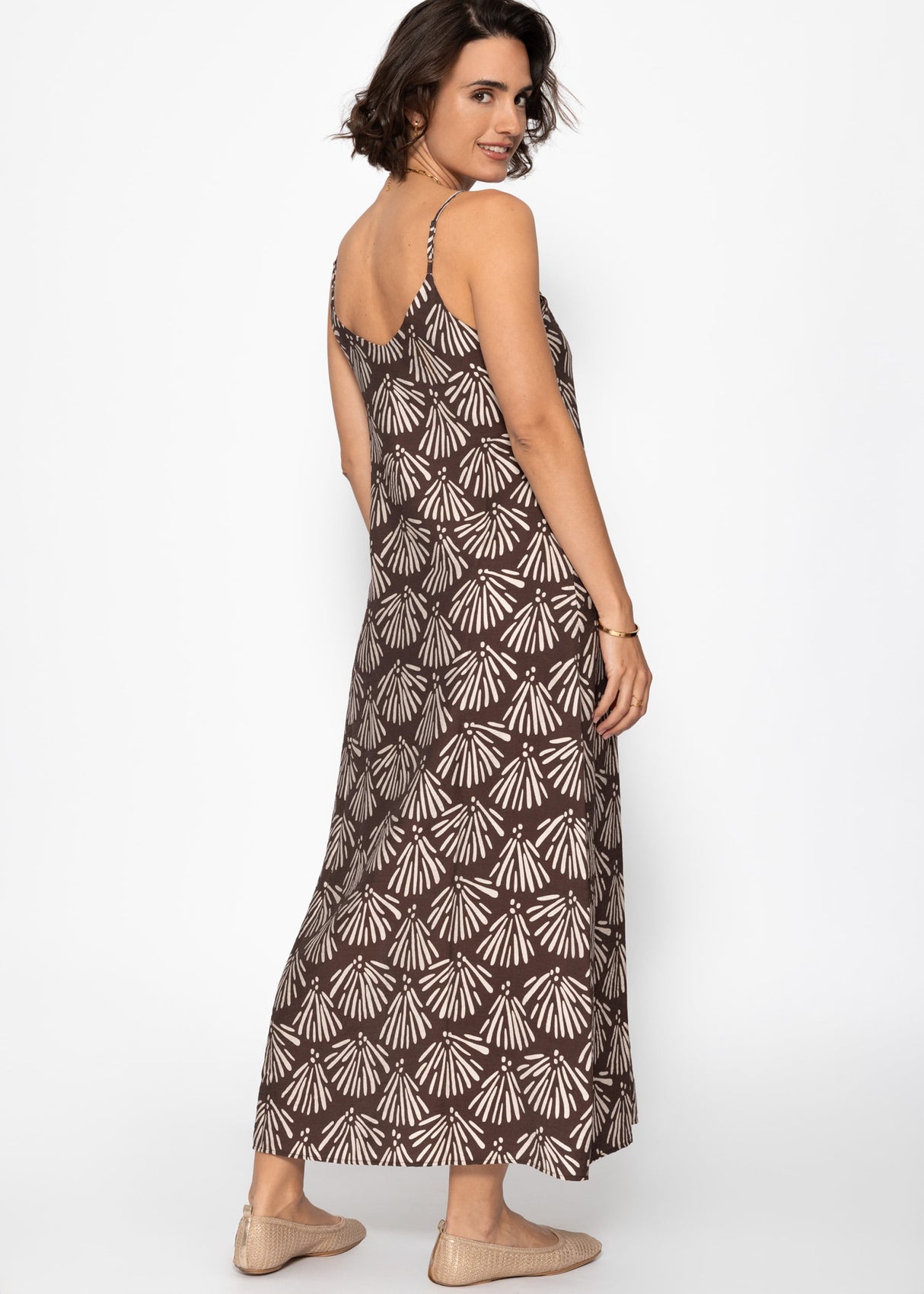 Maxi dress with V-neck and shell print - brown