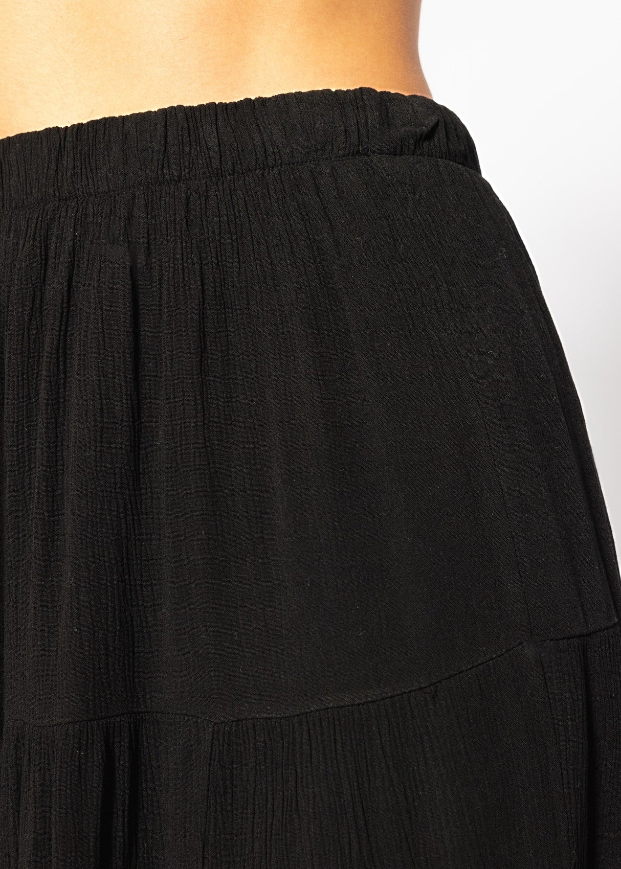 Maxi Volantsrock in Crinkle-Optik - schwarz