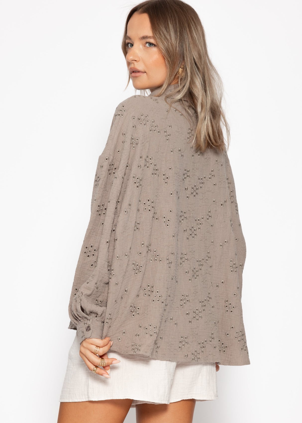 Musselin Bluse mit Lochstickerei - taupe