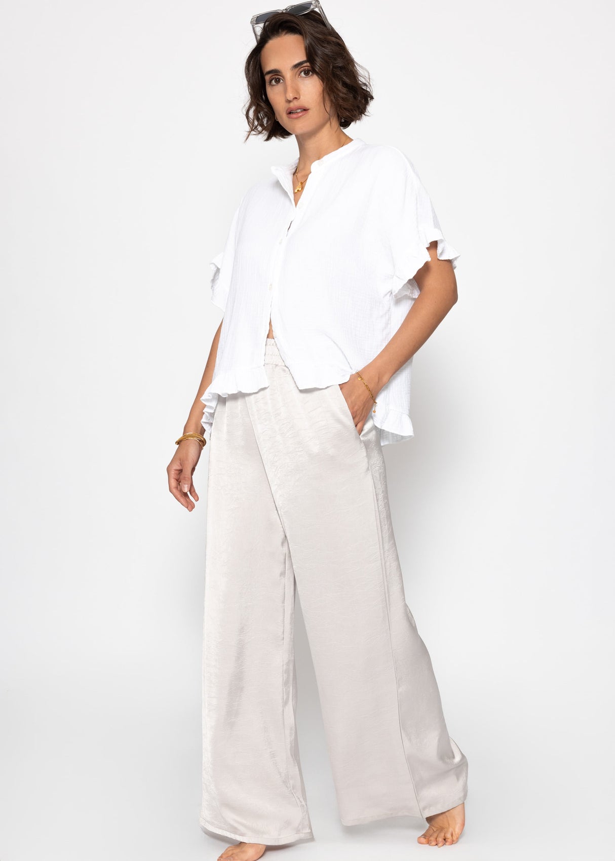 Musselin blouse with ruffled hem - white