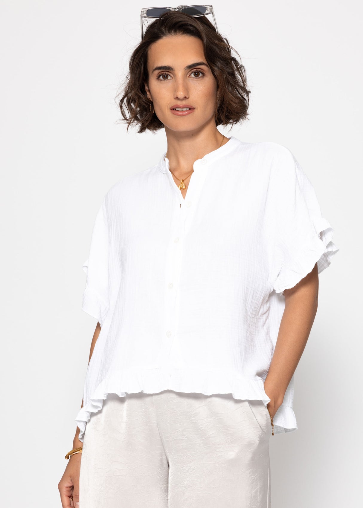 Musselin blouse with ruffled hem - white