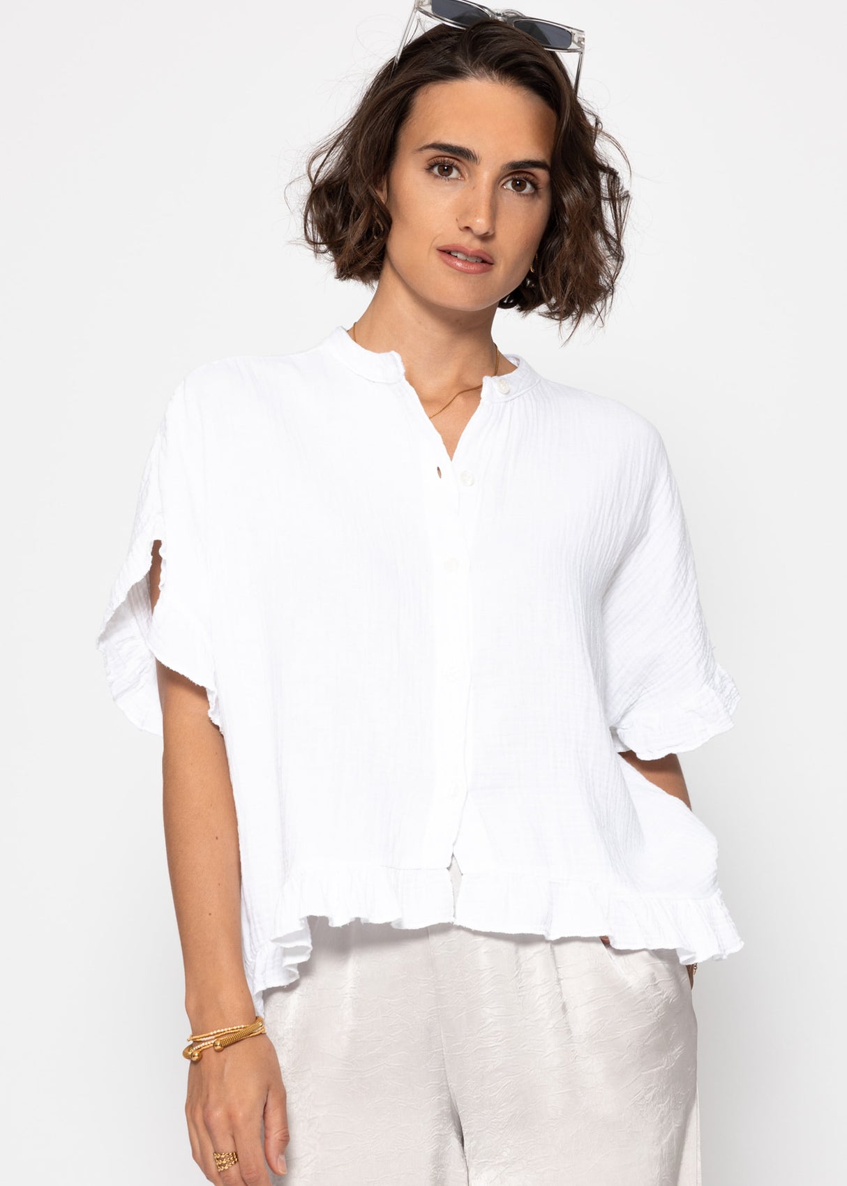 Musselin blouse with ruffled hem - white