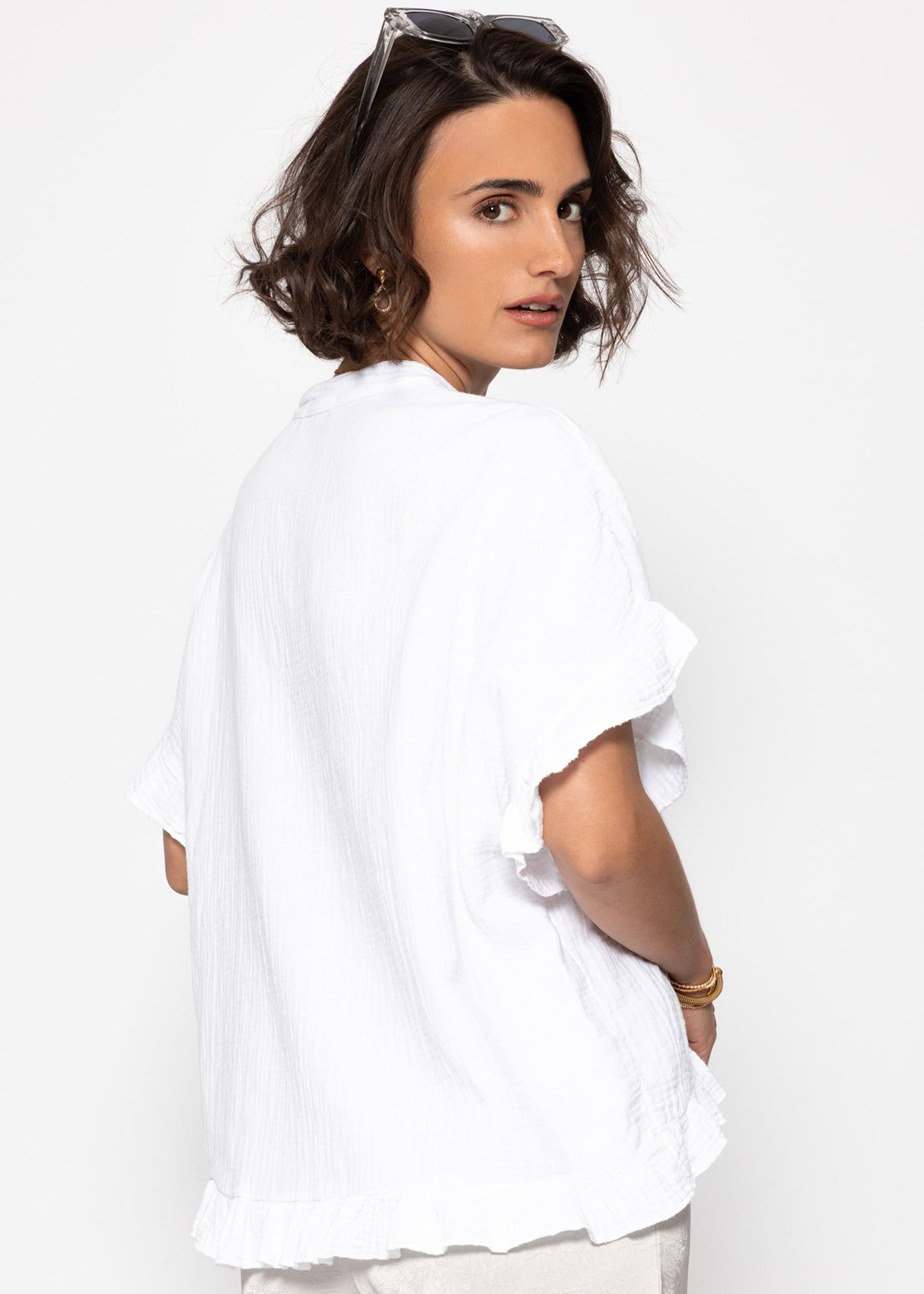 Musselin blouse with ruffled hem - white