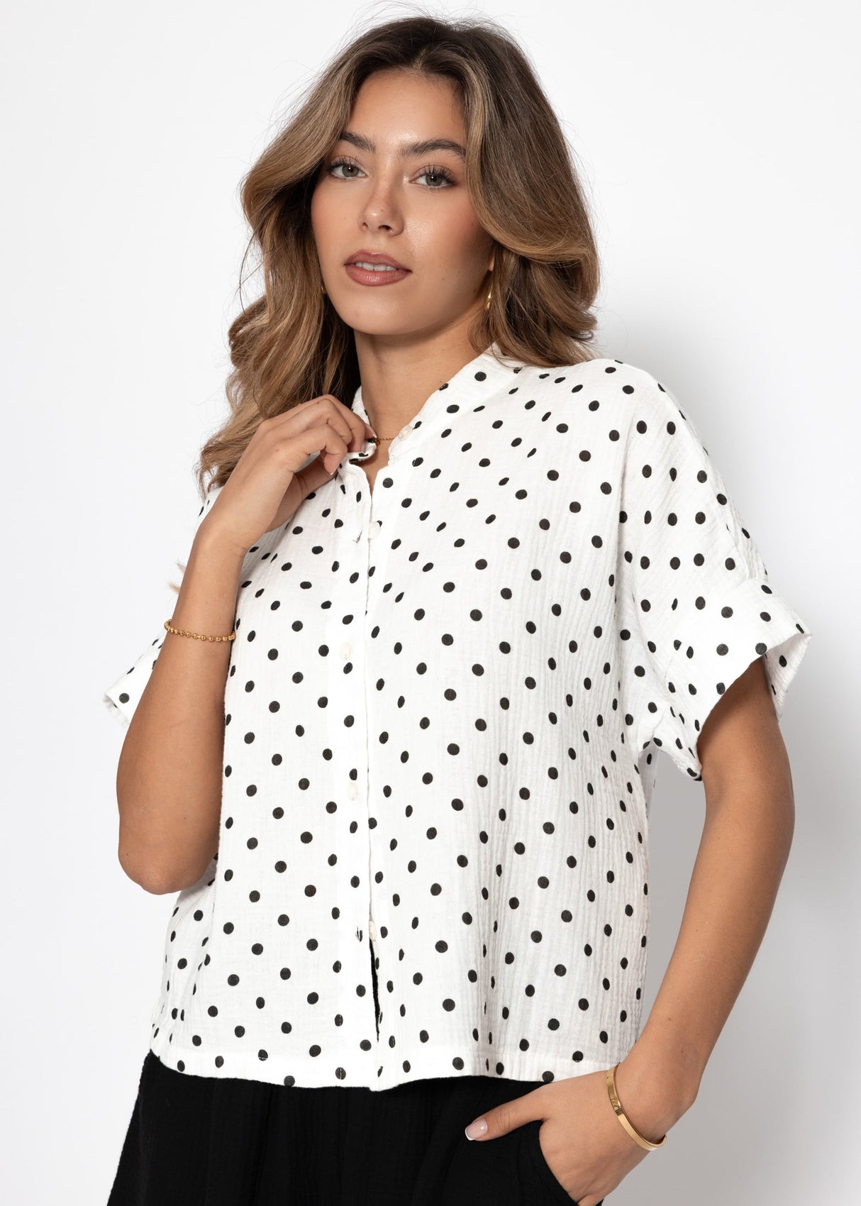 Kurzarm Musselin Bluse mit Punkten - weiß