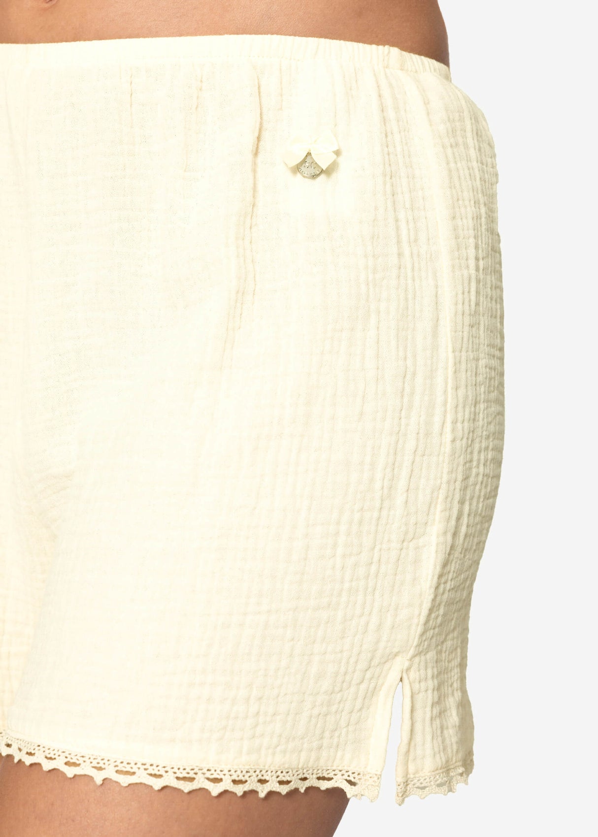 Musselin Pyjamashorts with lace border - butter yellow