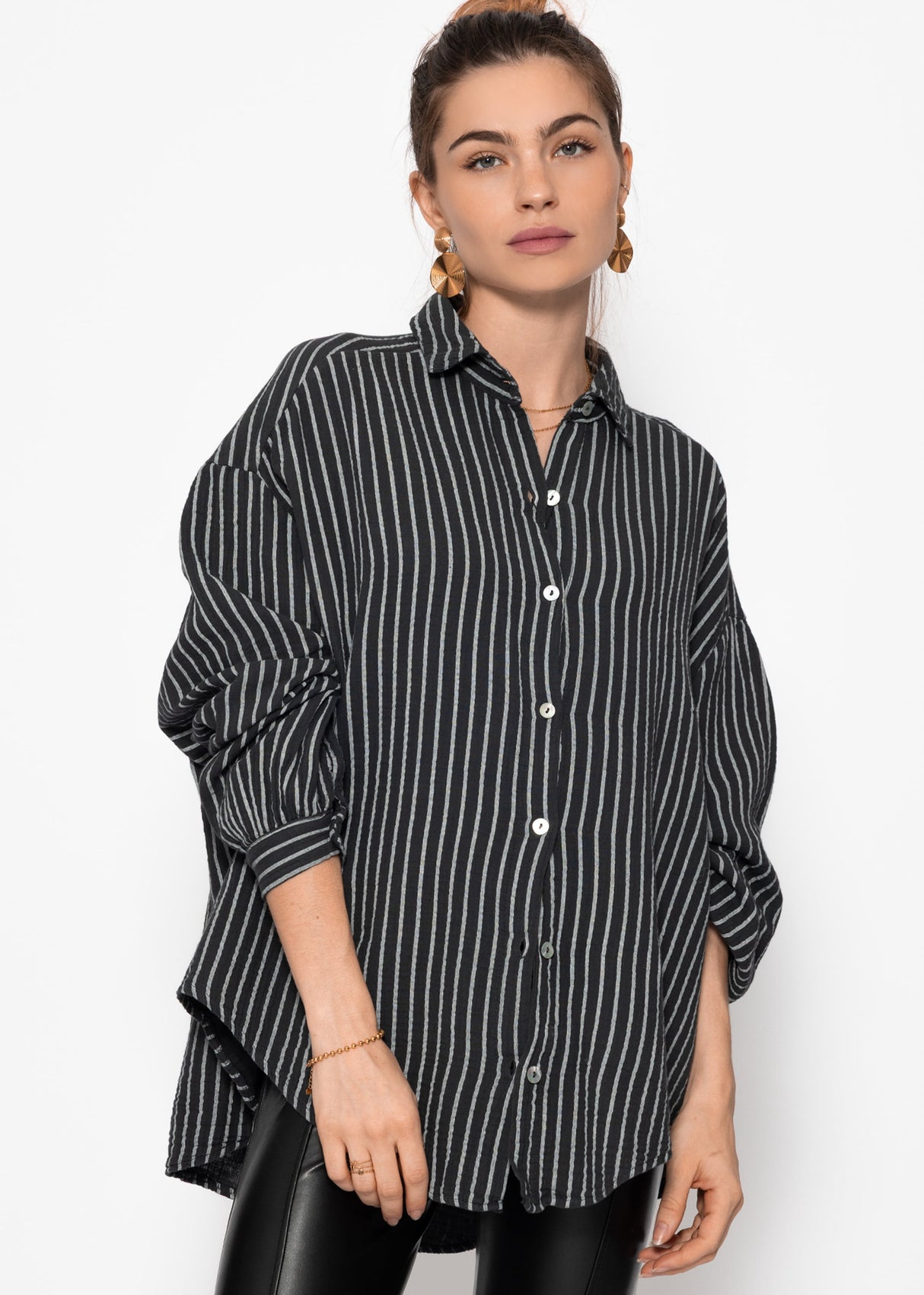 Oversize Musselin Bluse mit hellen Streifen - grau