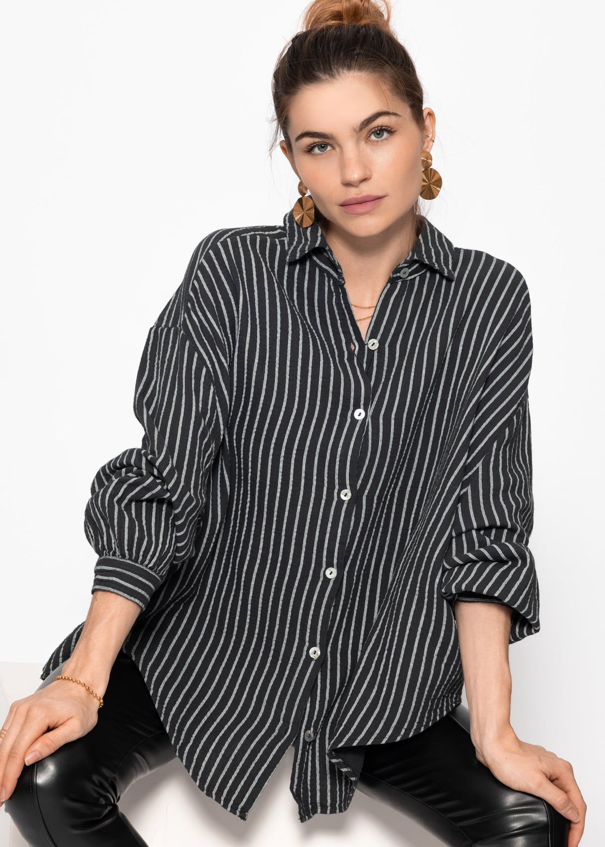 Oversize Musselin Bluse mit hellen Streifen - grau