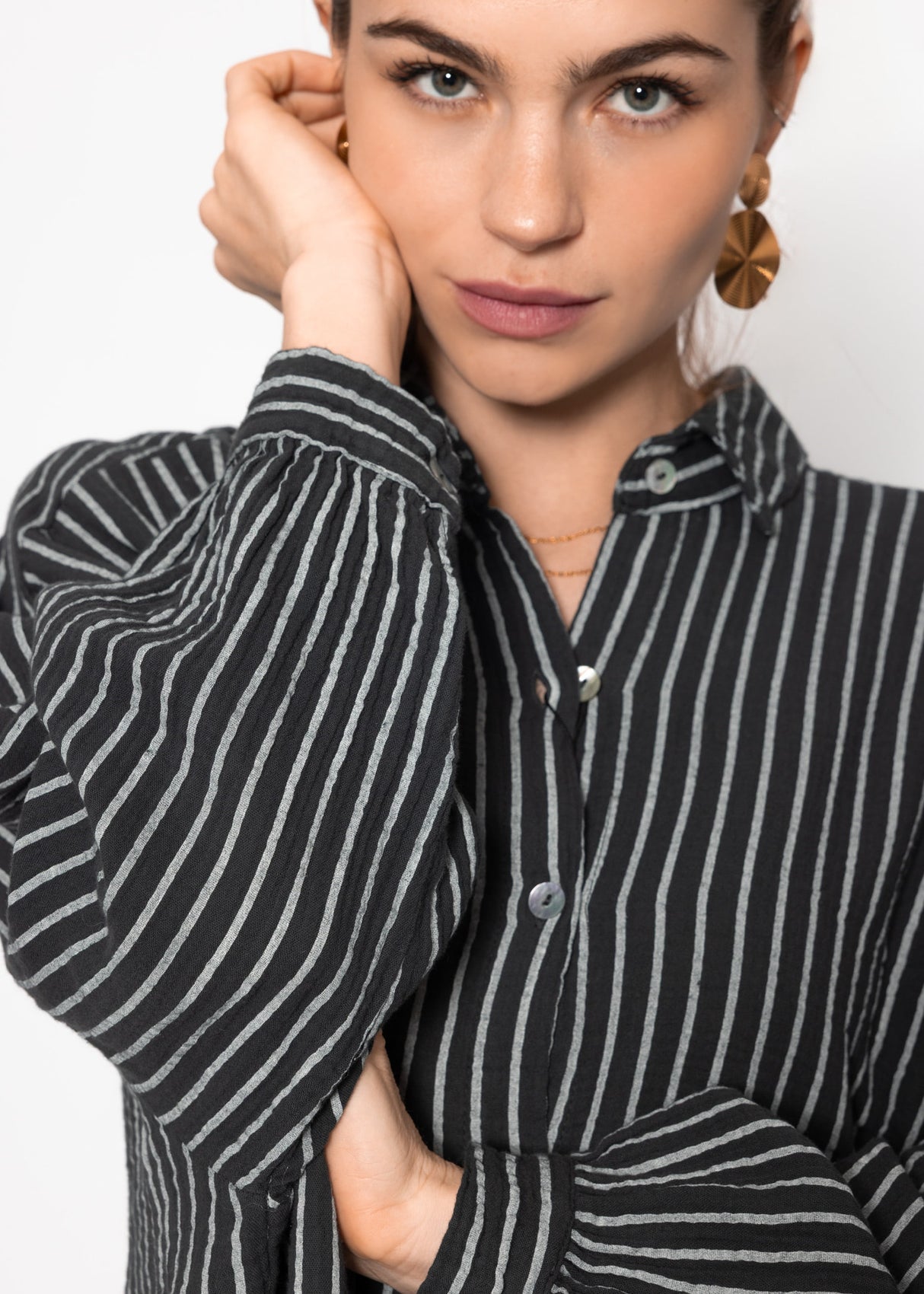 Oversize Musselin Bluse mit hellen Streifen - grau