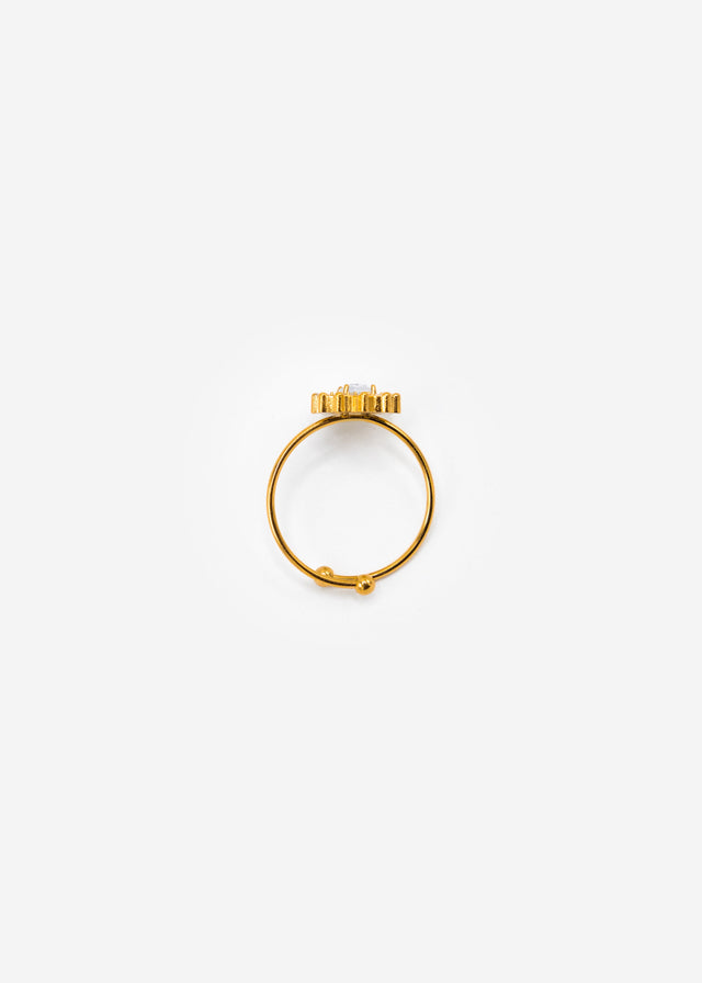 Ring with diamantes in a flower shape - gold