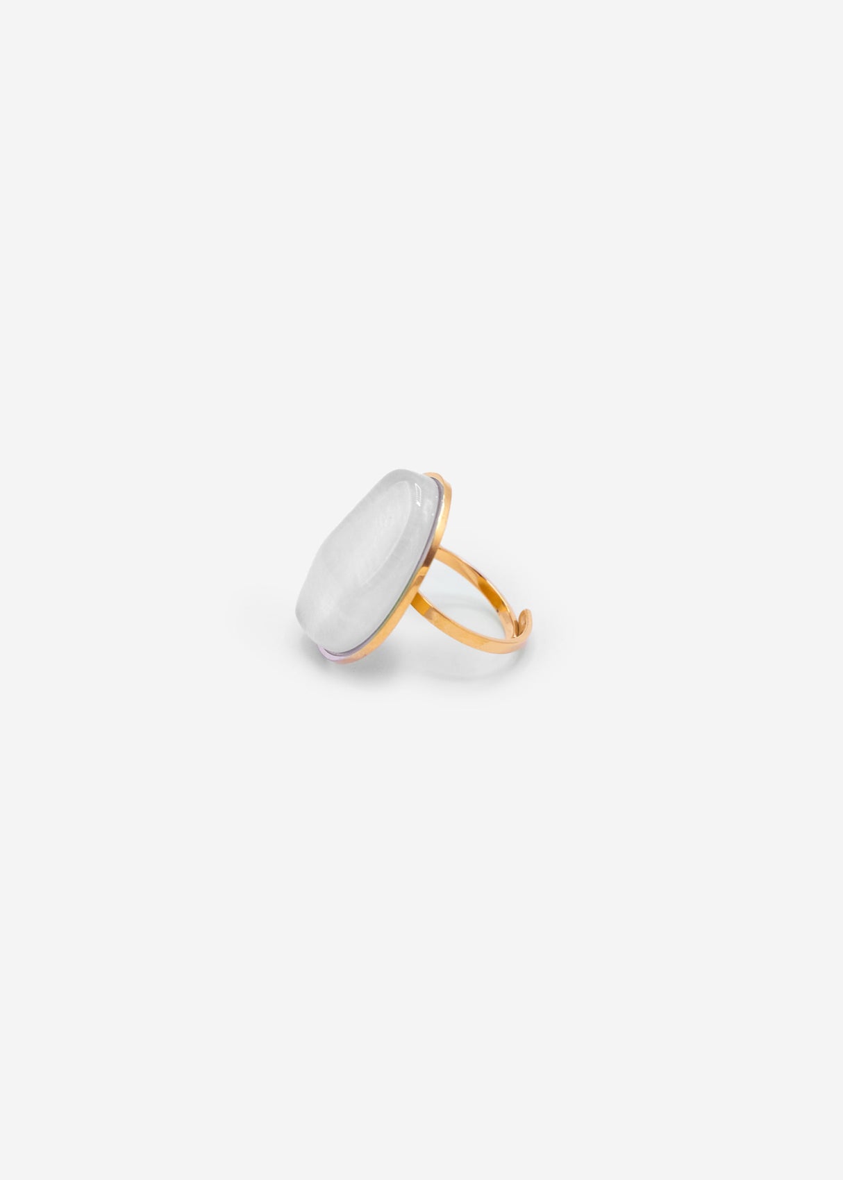 Ring mit weißem Schmuckstein - gold
