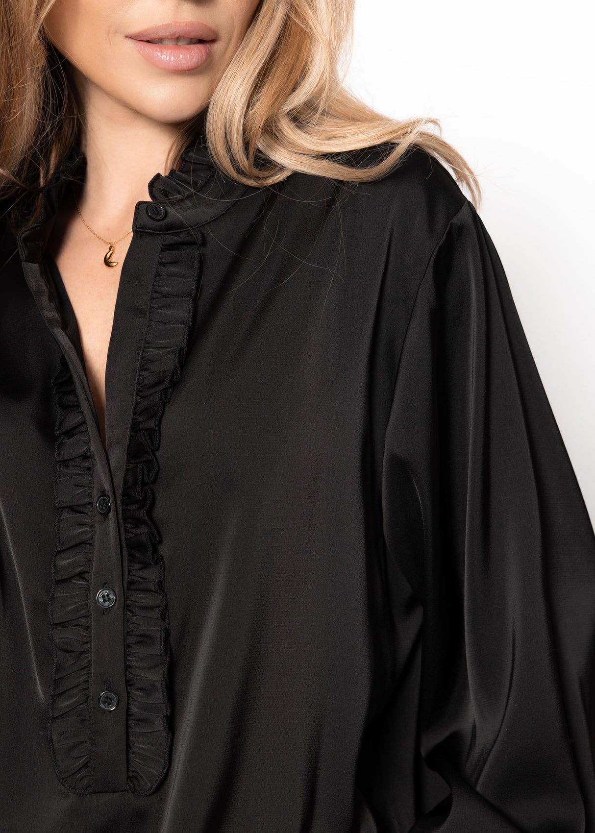 Satinbluse mit Rüschen - schwarz
