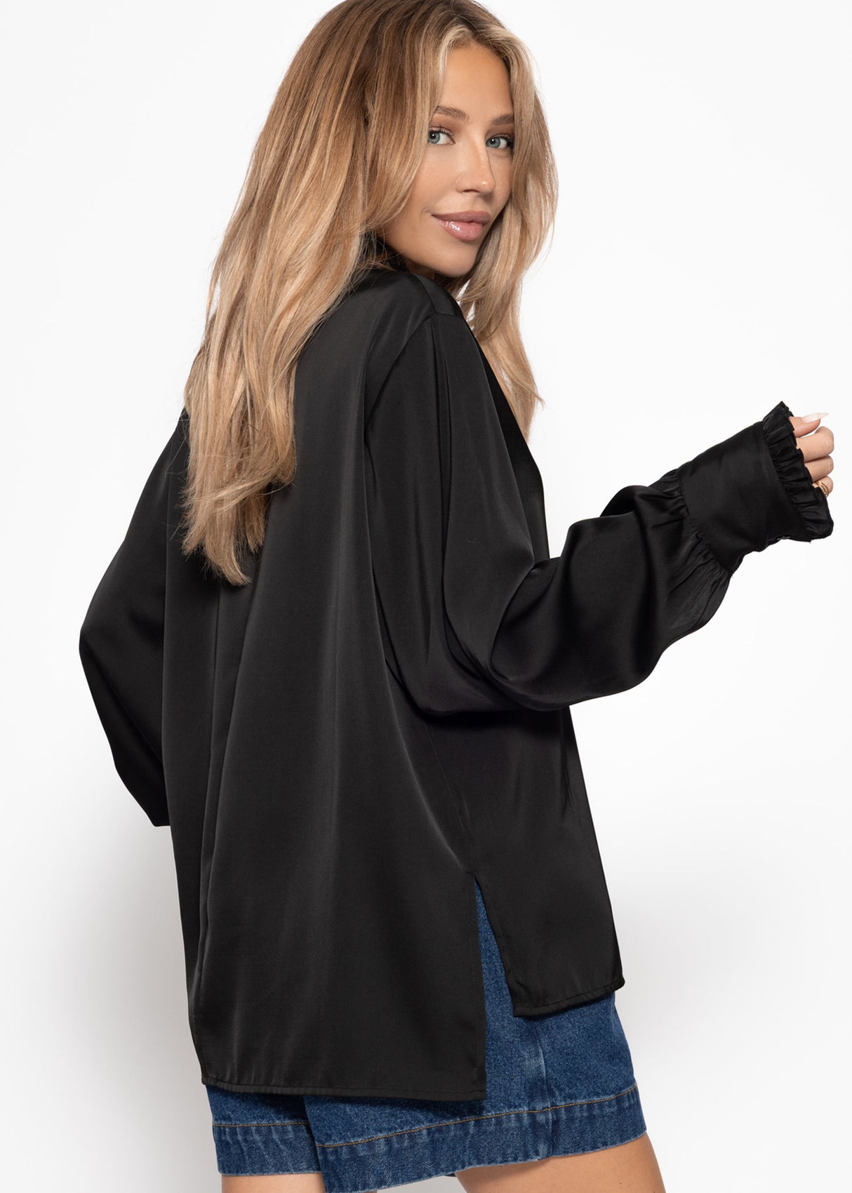 Satinbluse mit Rüschen - schwarz