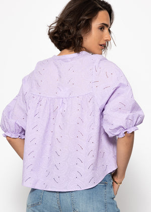 Spitzen Bluse mit kurzen Ballonärmeln - flieder