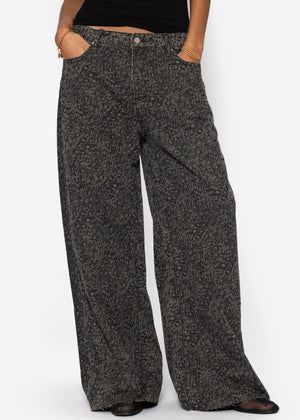 Weite Baggy-Jeans mit Leo-Print - braun