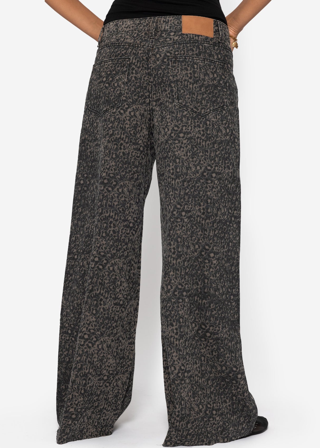 Weite Baggy-Jeans mit Leo-Print - braun