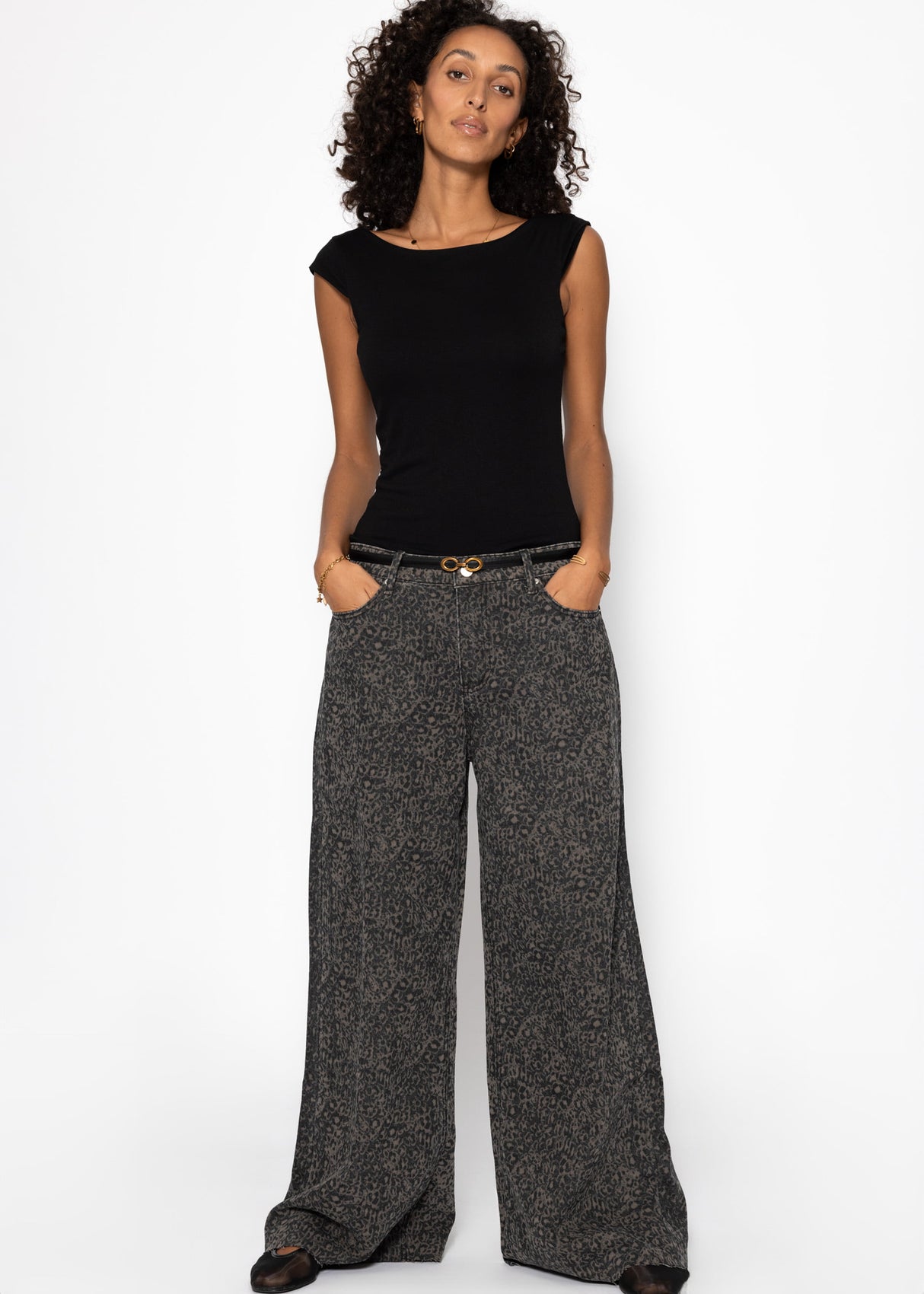 Weite Baggy-Jeans mit Leo-Print - braun