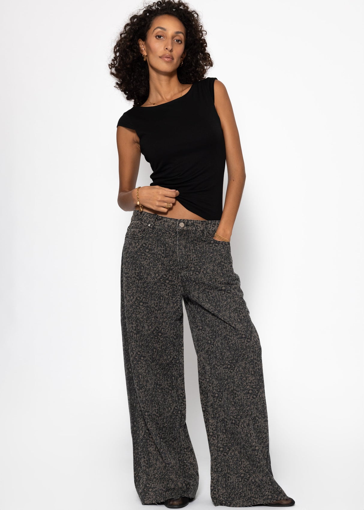 Weite Baggy-Jeans mit Leo-Print - braun