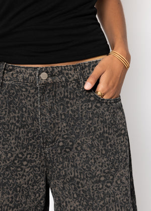 Weite Baggy-Jeans mit Leo-Print - braun