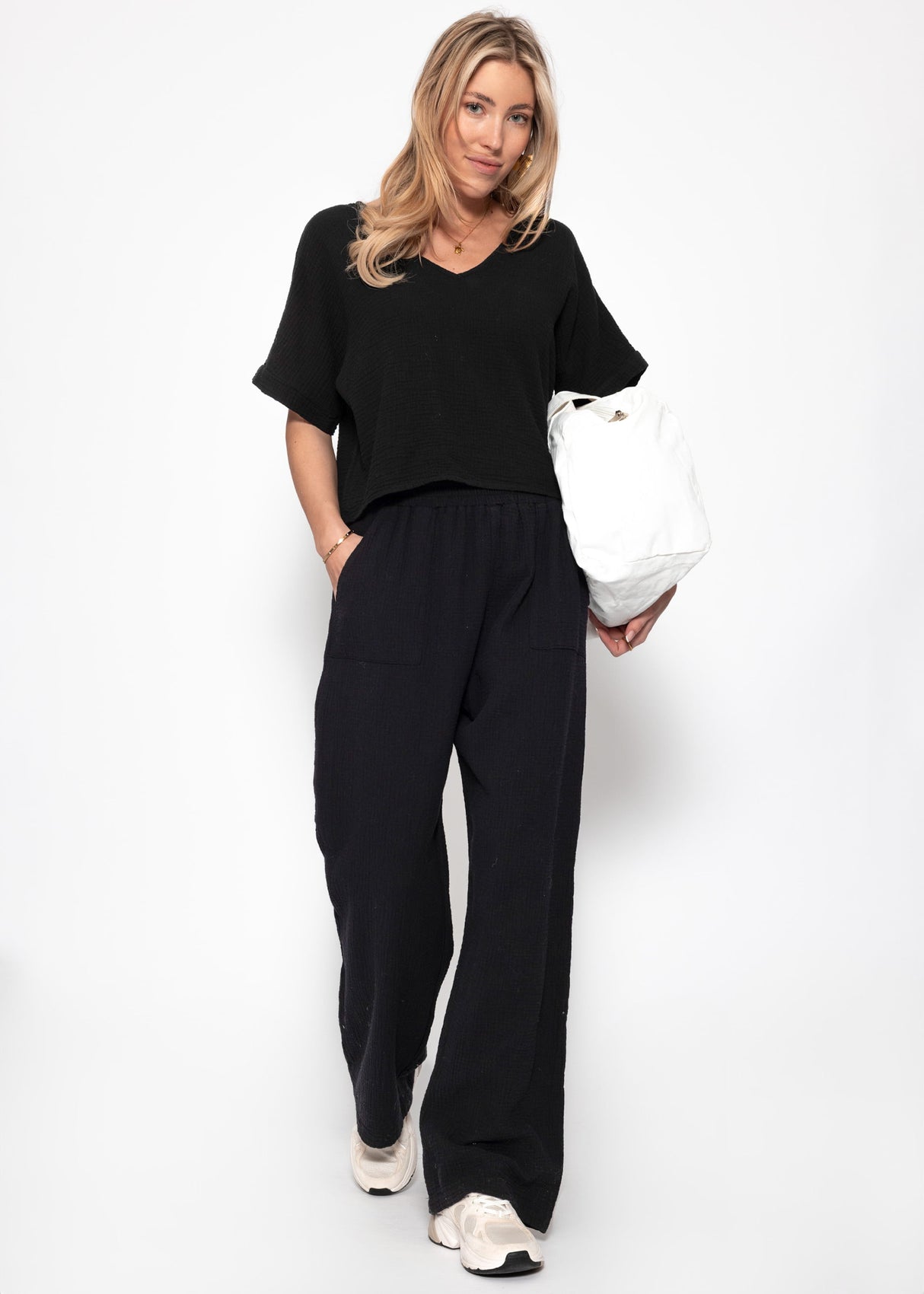 Muslin V-neck shirt - black