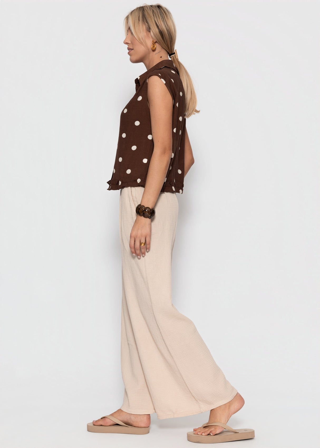 Ärmellose Chiffon Bluse mit Punktemuster - braun