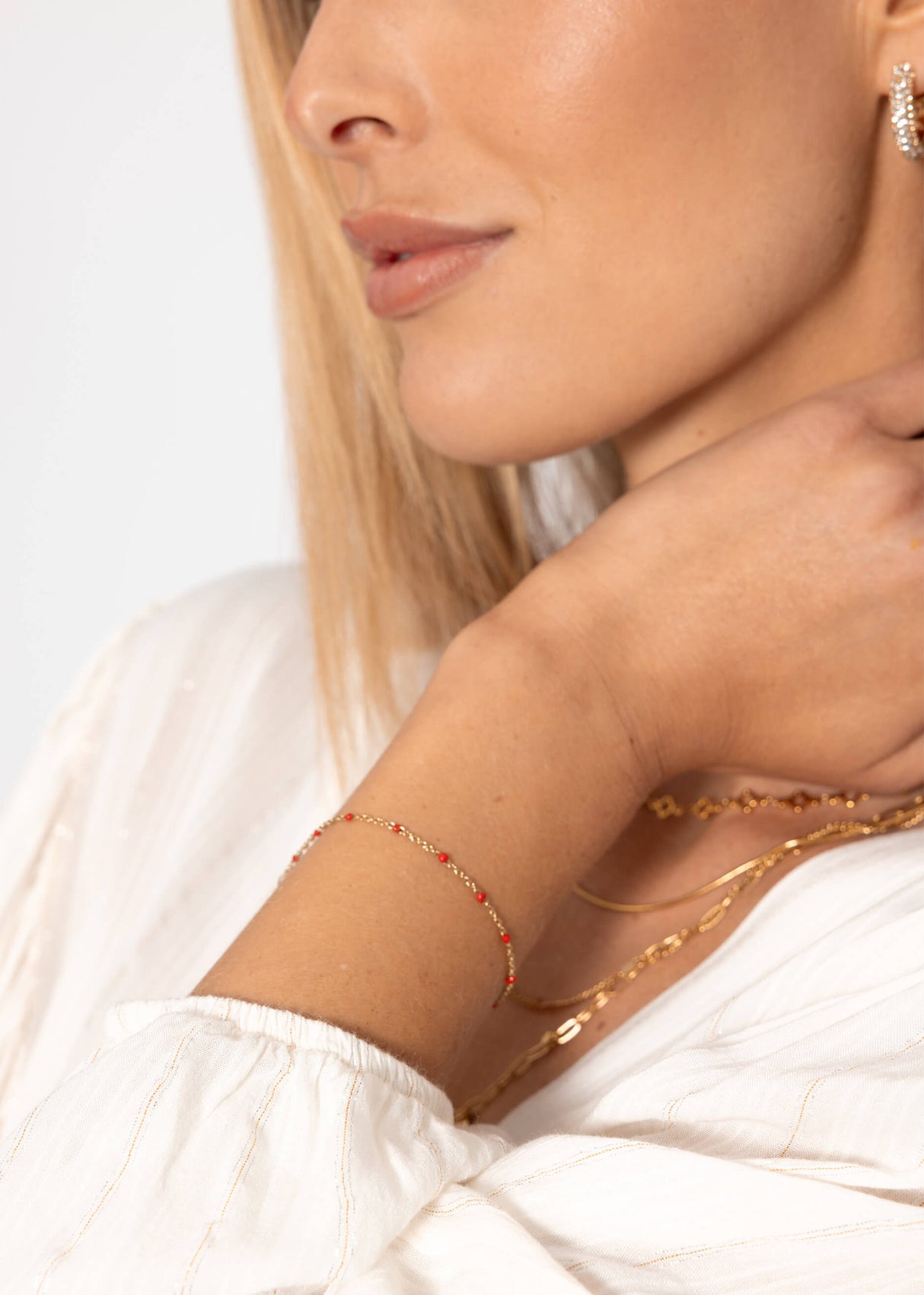 Armband mit roten Perlen - gold