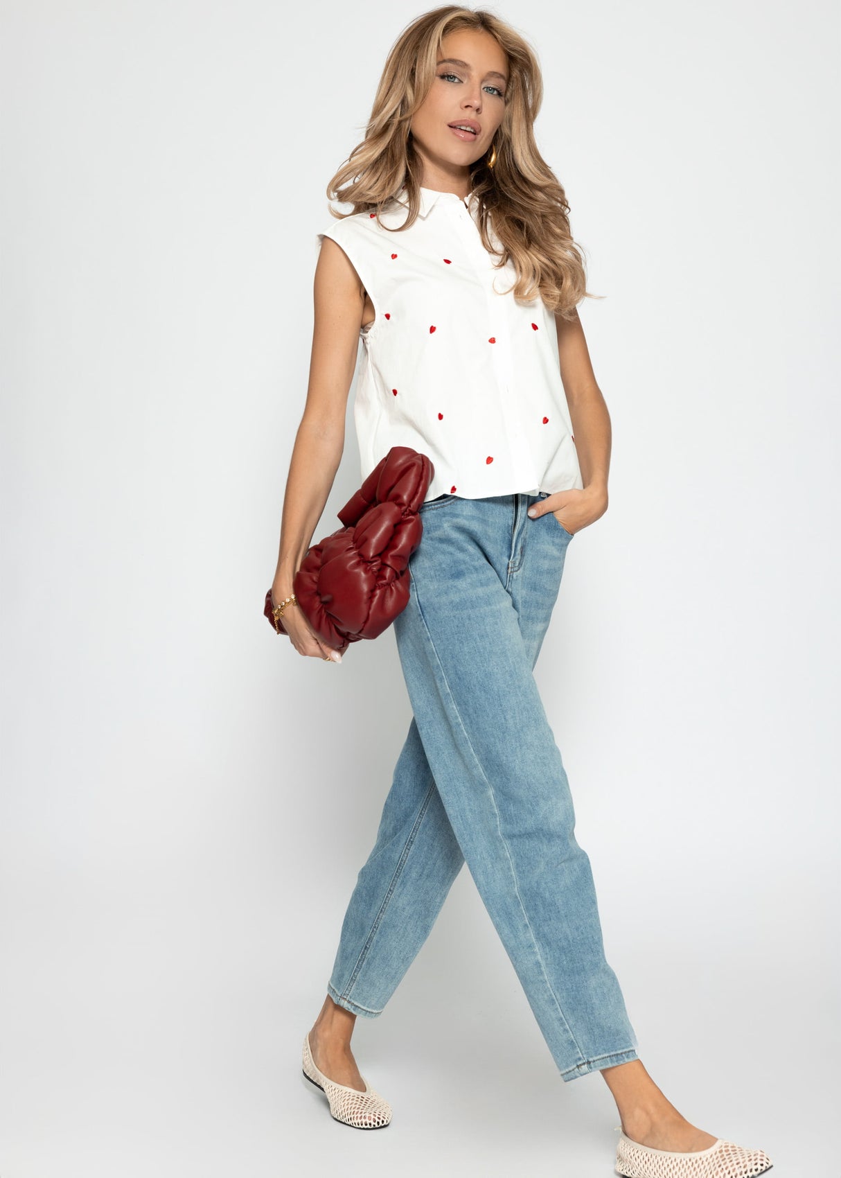 Ärmellose Bluse mit roter Herzstickerei - weiß