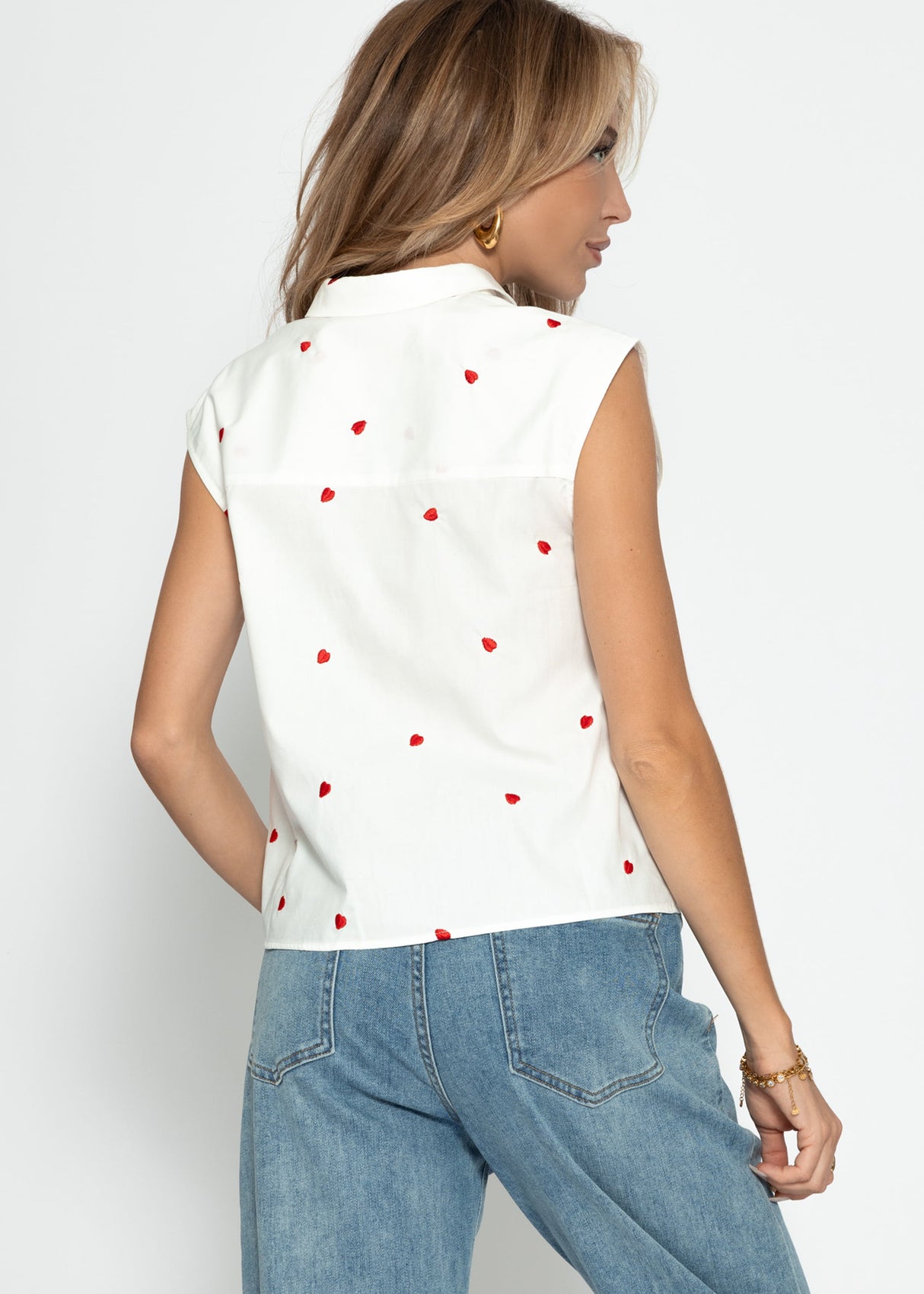 Ärmellose Bluse mit roter Herzstickerei - weiß