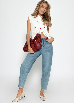 Ärmellose Bluse mit roter Herzstickerei - weiß