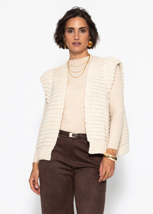 Ärmellose Strickweste mit strukturierten Schultern - offwhite