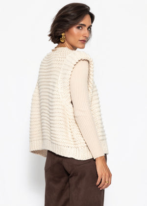 Ärmellose Strickweste mit strukturierten Schultern - offwhite