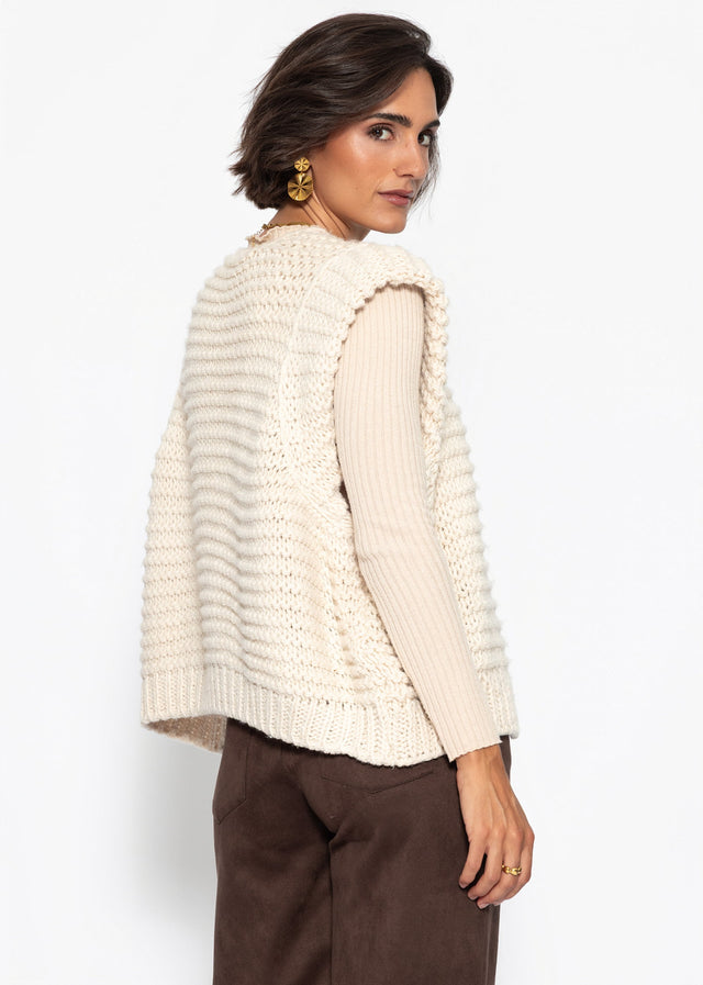 Ärmellose Strickweste mit strukturierten Schultern - offwhite