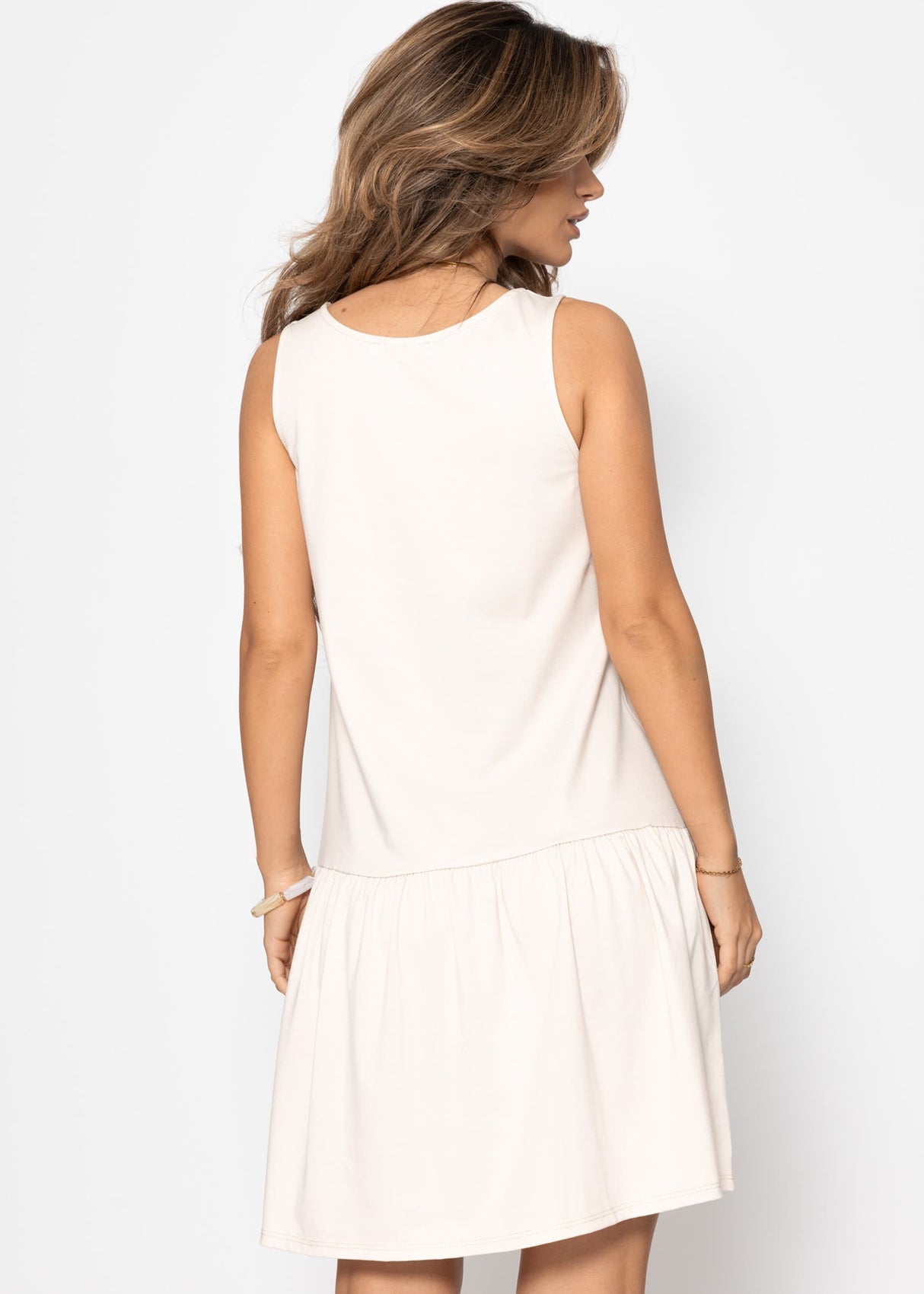 Ärmelloses Kleid mit Volant - beige