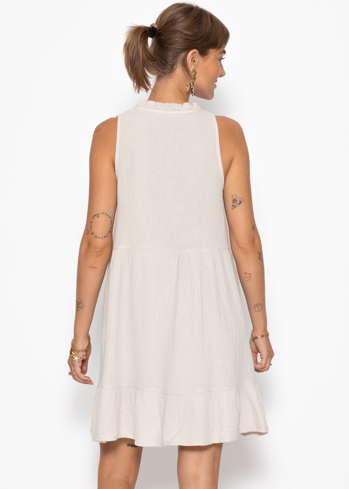 Ärmelloses Musselin Kleid mit Volants - beige