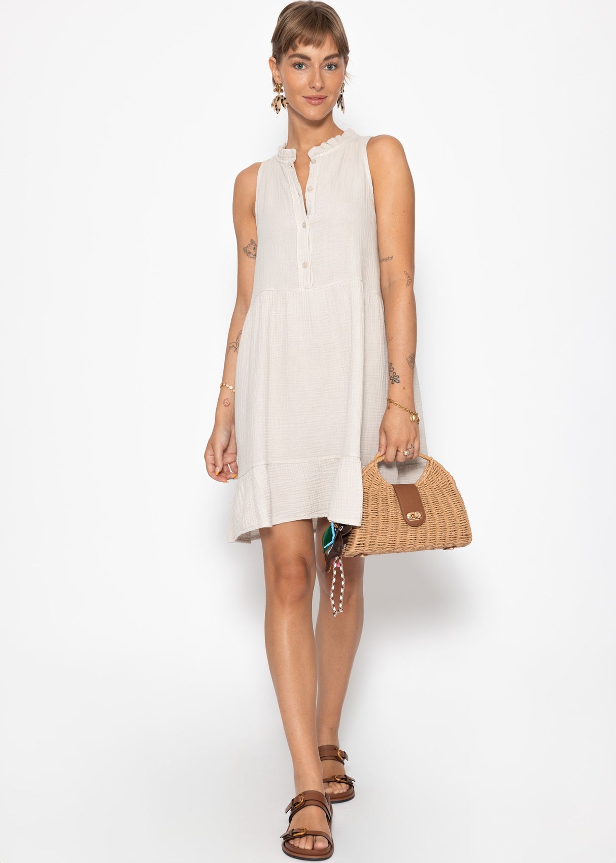 Ärmelloses Musselin Kleid mit Volants - beige