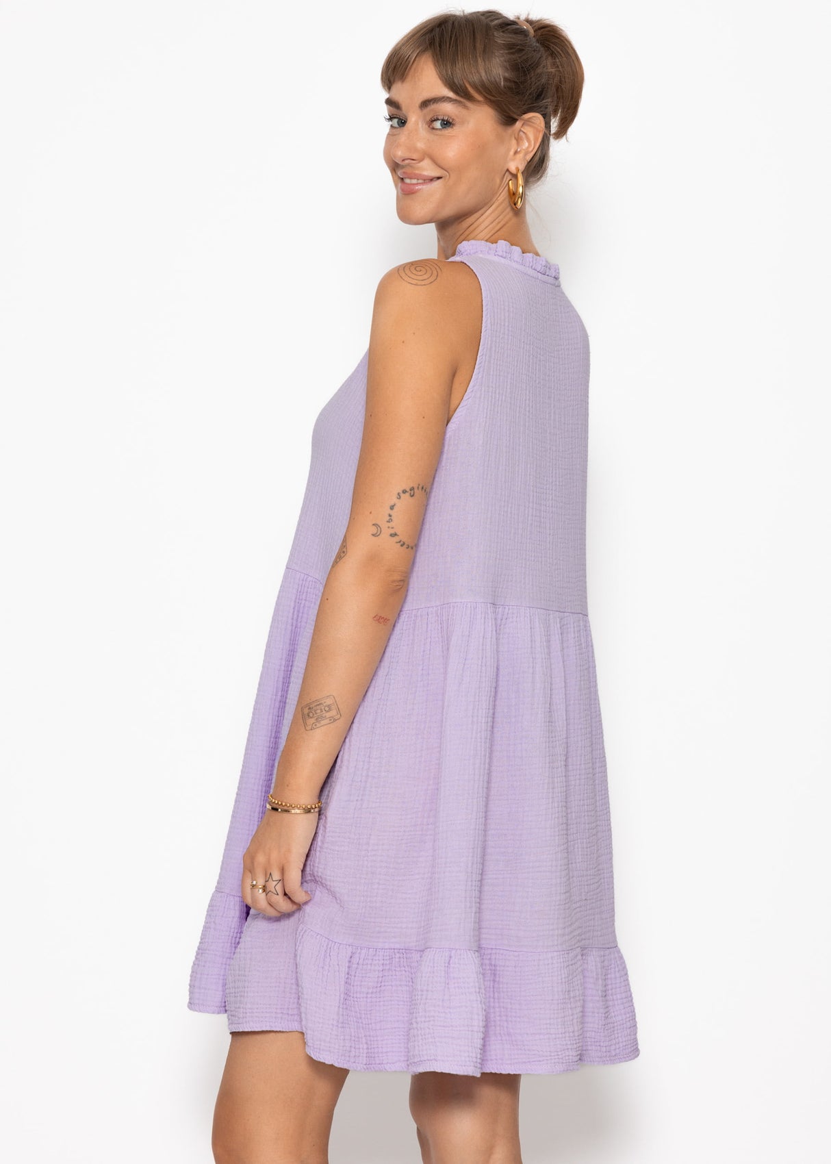 Ärmelloses Musselin Kleid mit Volants - flieder