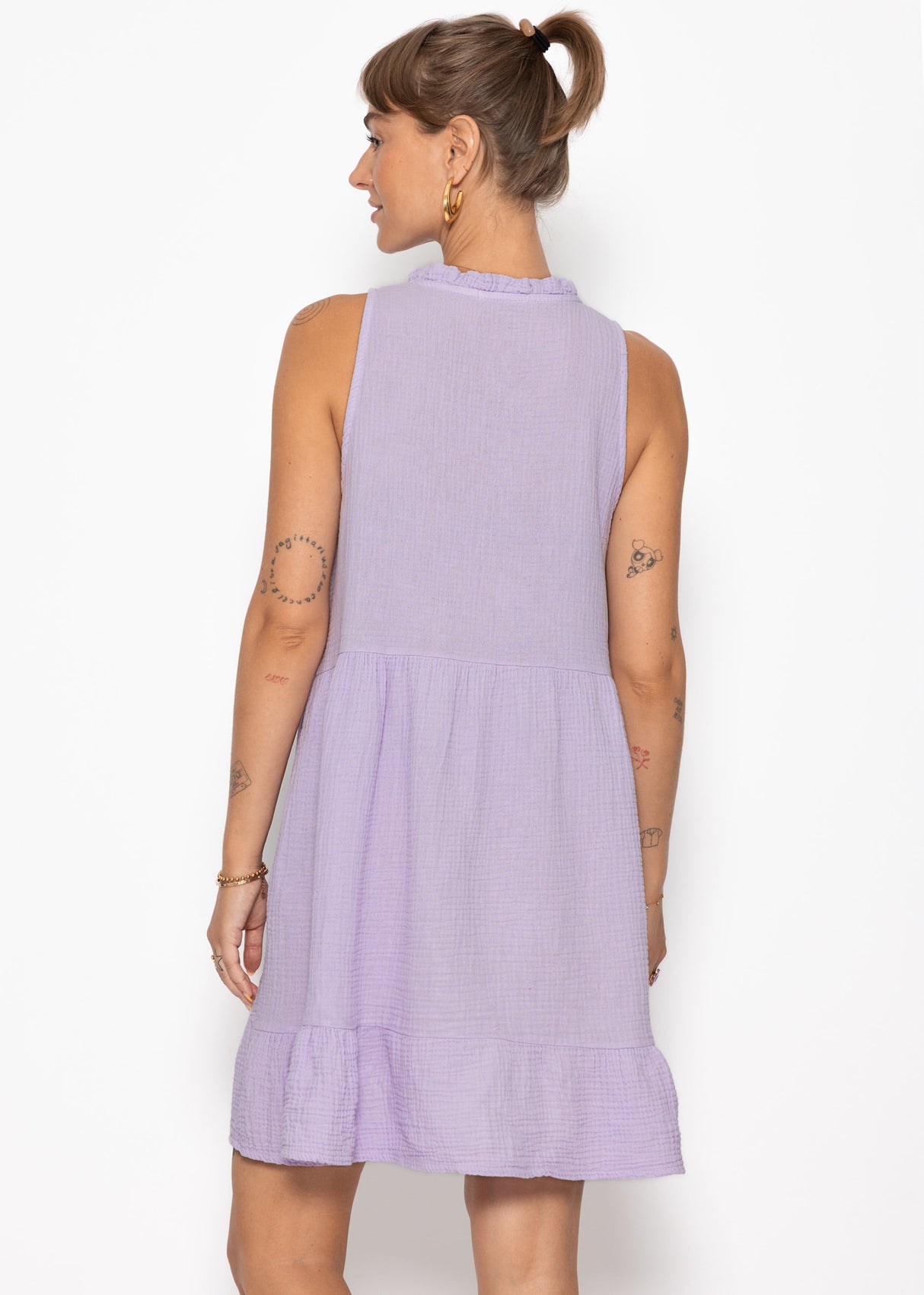 Ärmelloses Musselin Kleid mit Volants - flieder
