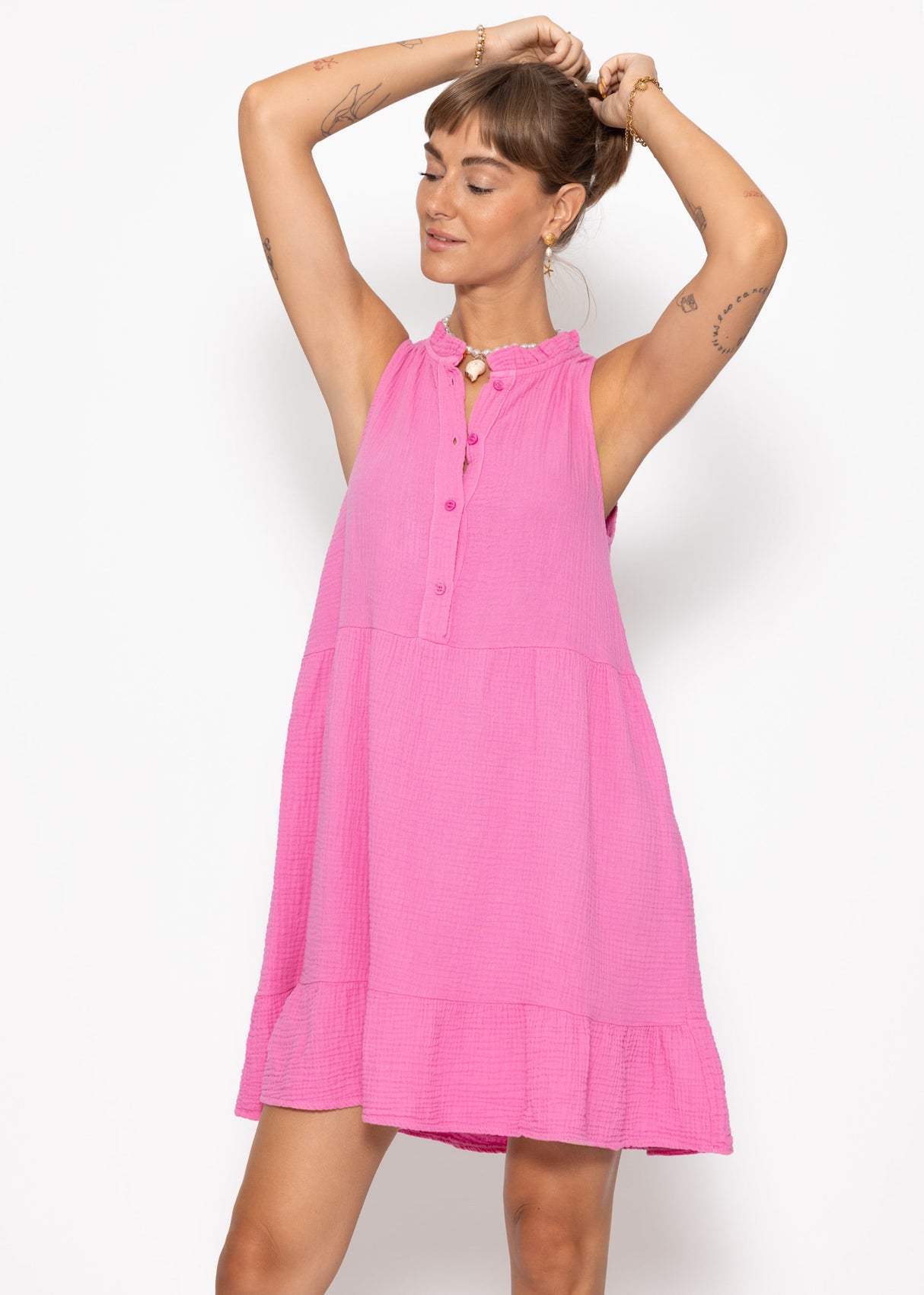 Ärmelloses Musselin Kleid mit Volants - pink