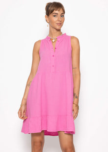 Ärmelloses Musselin Kleid mit Volants - pink