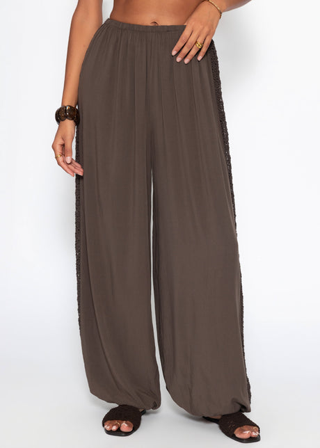 Ballonhose mit Spitzeneinsätzen - braun von SASSYCLASSY