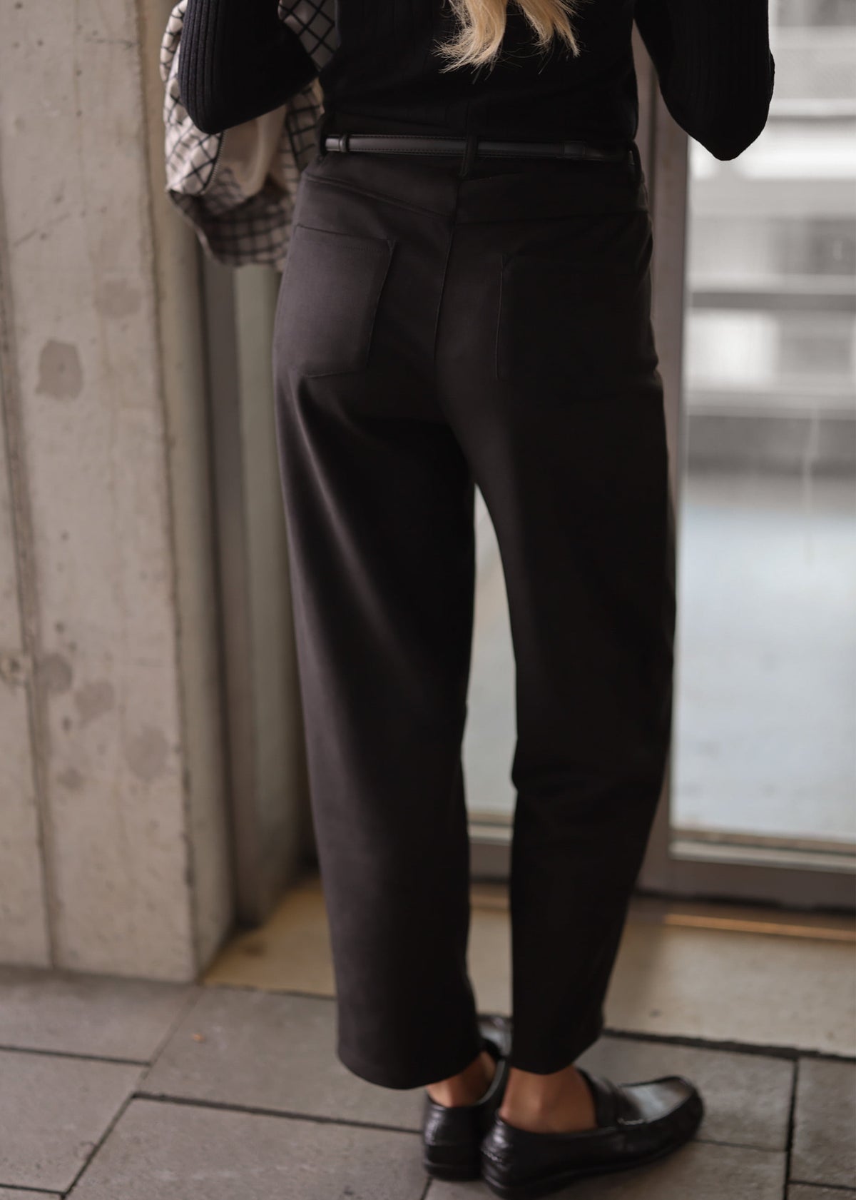 Barrel-Leg Hose in Wildlederoptik - schwarz