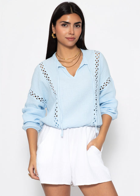 Bluse aus Musselin mit Spitzeneinsatz - hellblau von SASSYCLASSY