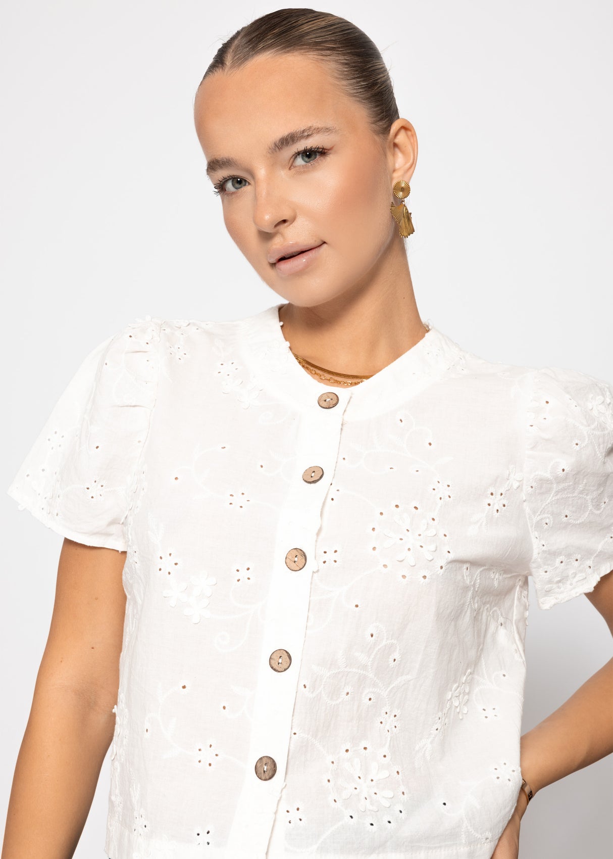 Bluse mit kurzen Ärmeln und Stickerei - offwhite