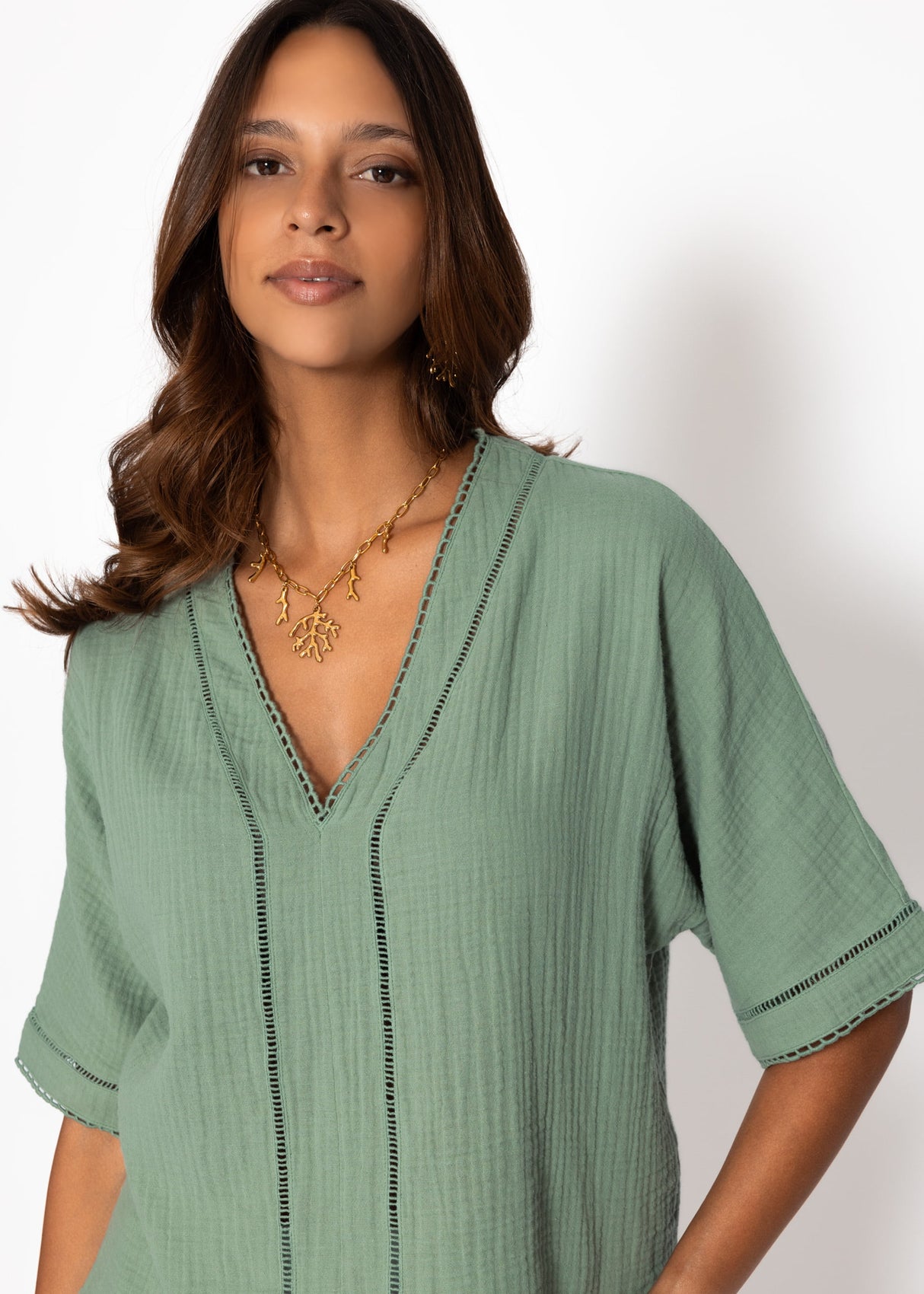 Musselin Bluse mit Spitzeneinsatz - salbeigrün