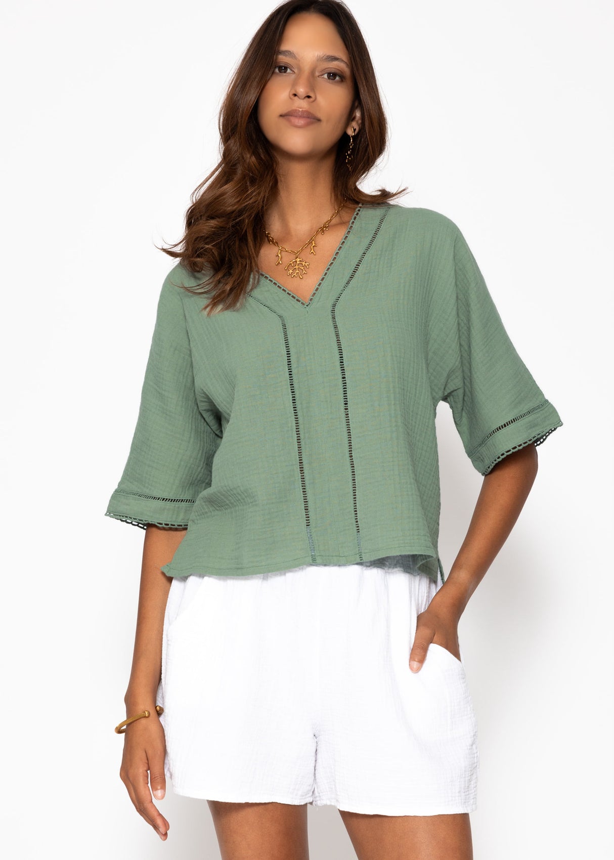 Musselin Bluse mit Spitzeneinsatz - salbeigrün