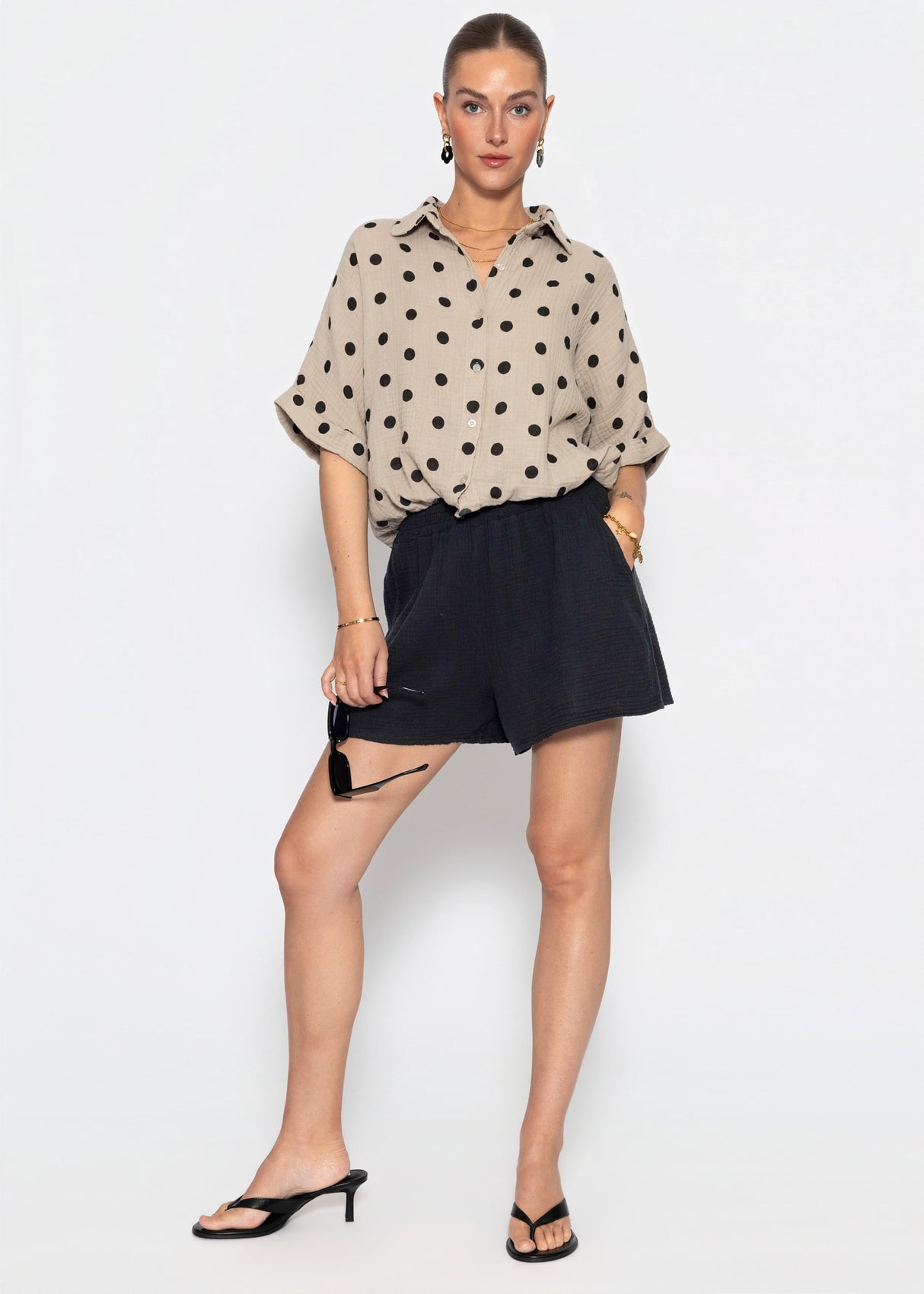Bluse mit Zugband und Punkten - taupe