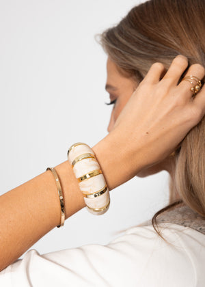 Breites Armband mit goldfarbenen Elementen - beige