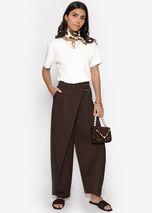 Pleated trousers with asymmetric waistband - brown