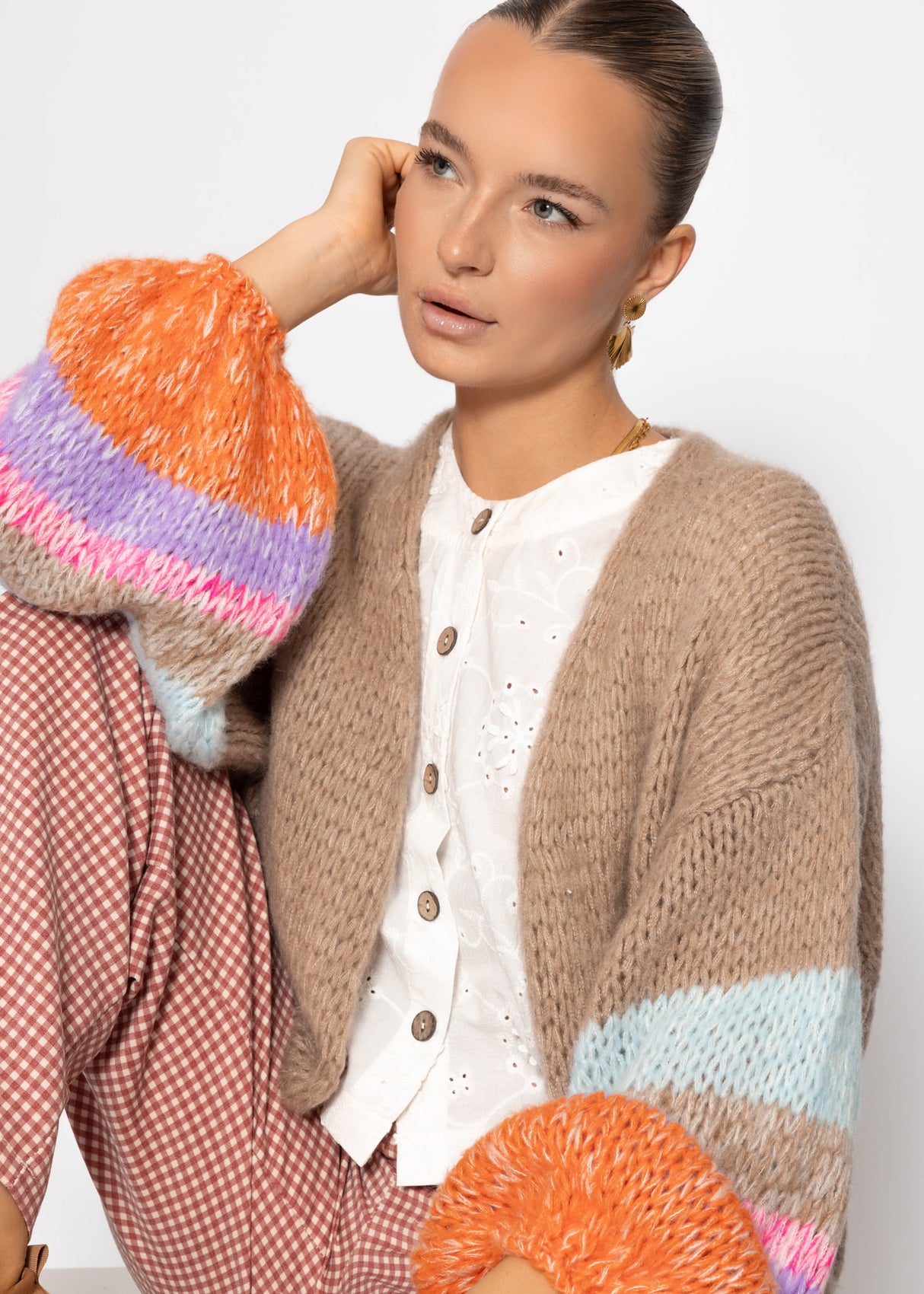 Cardigan mit bunten Statement-Ärmeln - beige